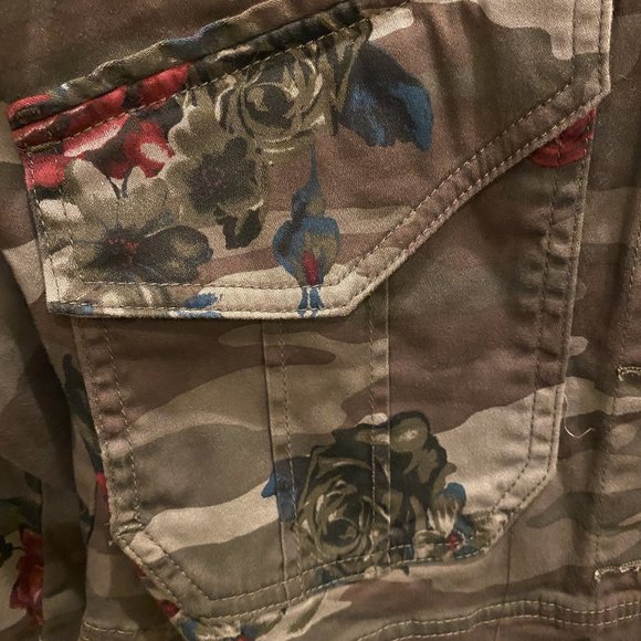 Jolt Floral Camo Raw Edge Twill Jacket - Picture 9 of 13